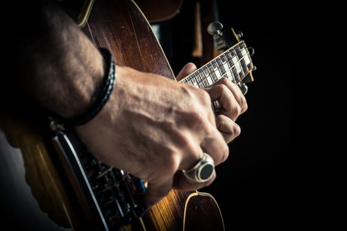 how to sit with guitar